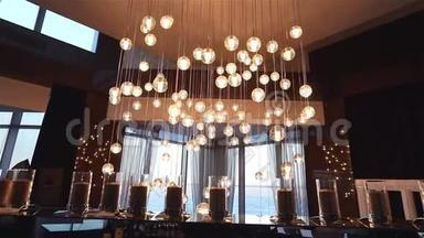 酒店或餐厅的大厅，大厅的吊灯，天花板上挂着吊灯，创意，现代，室内